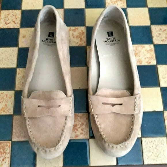 White Mountain Shoes - Nwot White Mountain tan suede loafers
